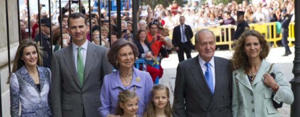 El Rey firm� la abdicaci�n y cede su silla a su hijo