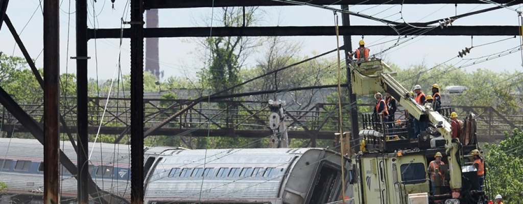 Seis muertos tras descarrilamiento de tren en Filadelfia