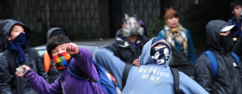 Dos muertos en incidentes en marcha estudiantil para presionar a Bachelet
