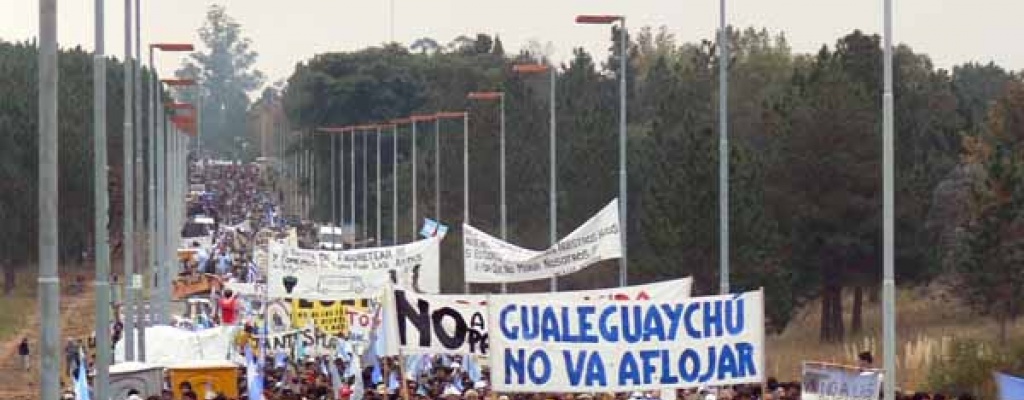 Asamble�stas de Gualeguaych� marchan en apoyo a enjuiciados por muerte en piquete