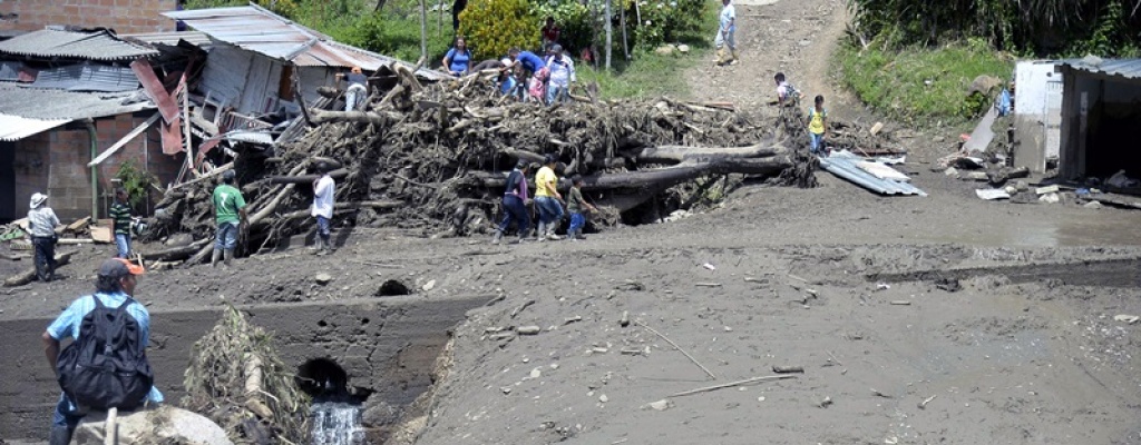 Confirman 60 muertos por alud en Colombia y buscan a varios desaparecidos