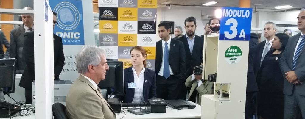 V�zquez, Sendic y todos los ministros se sacaron el nuevo documento electr�nico