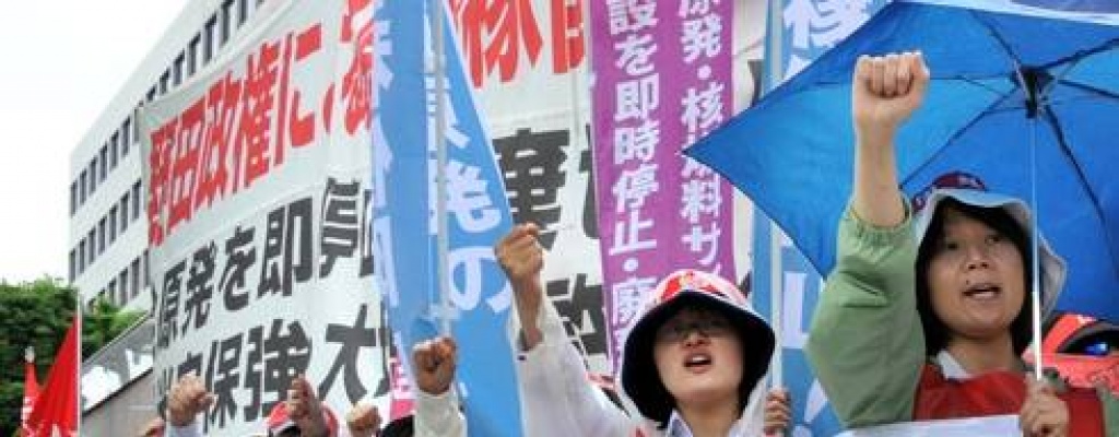 Miles de japoneses se manifiestan en Tokio contra base militar norteamericana