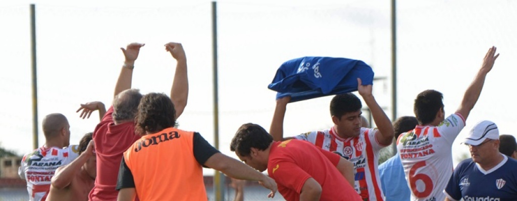 Futbolista argentino muri� al descompensarse en partido de B Nacional