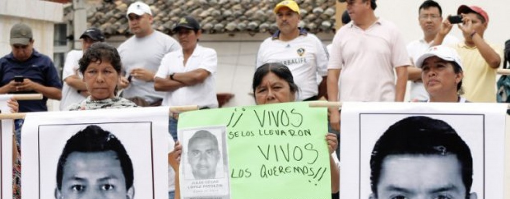Familiares de estudiantes de Ayotzinapa exigen justicia en Buenos Aires