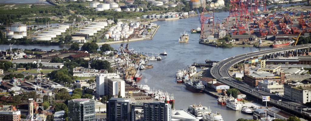 Casi 100 barcos exportadores paralizados por huelga en Argentina