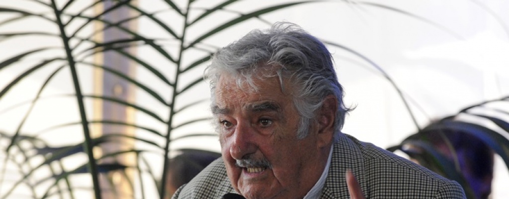 Mujica en Italia se reuni� con el papa y present� libro