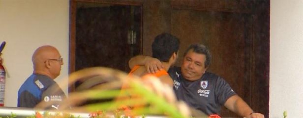 Su�rez dej� la concentraci�n con l�grimas en los ojos