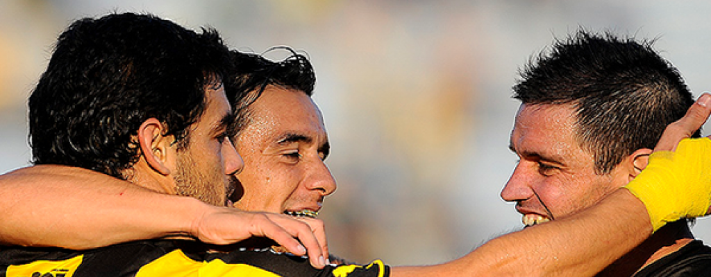 Pe�arol gan� a F�nix y contin�a l�der; Ag�nico triunfo de River Plate