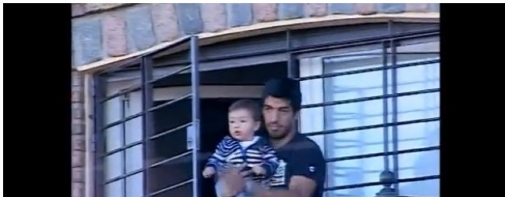Su�rez saluda junto a sus hijas en el balc�n de su casa en Solymar