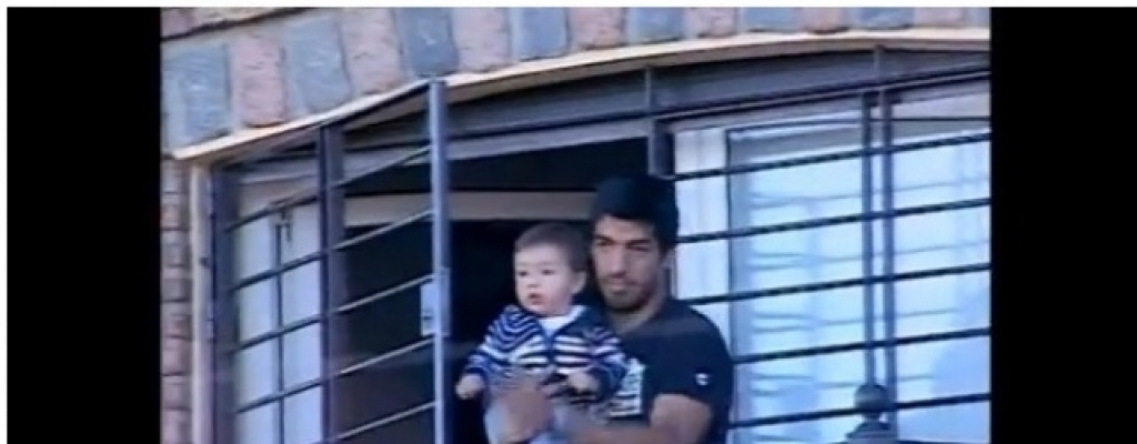 Su�rez colg� bandera celeste con el nombre de sus hijos