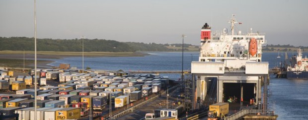 Rescatan a inmigrantes encerrados en camiones en puerto ingl�s