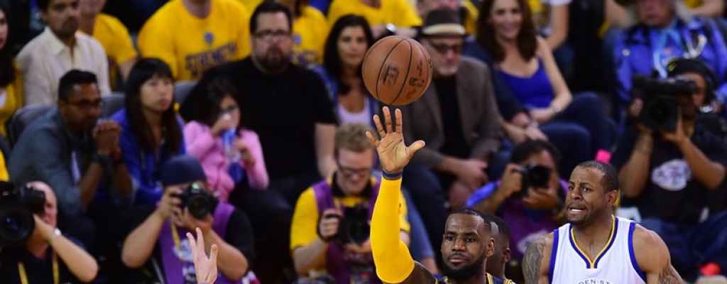 LeBron lider� a Cleveland en triunfo sobre Golden State e igual� la serie 