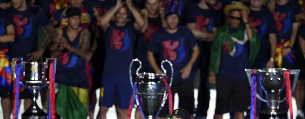 Dani Alves renov� contrato por dos a�os con Barcelona