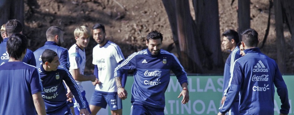 Argentina ya entrena en Chile y espera la llegada de Messi