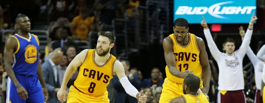 Cleveland venci� a Golden State y se adelanta 2-1 en serie final