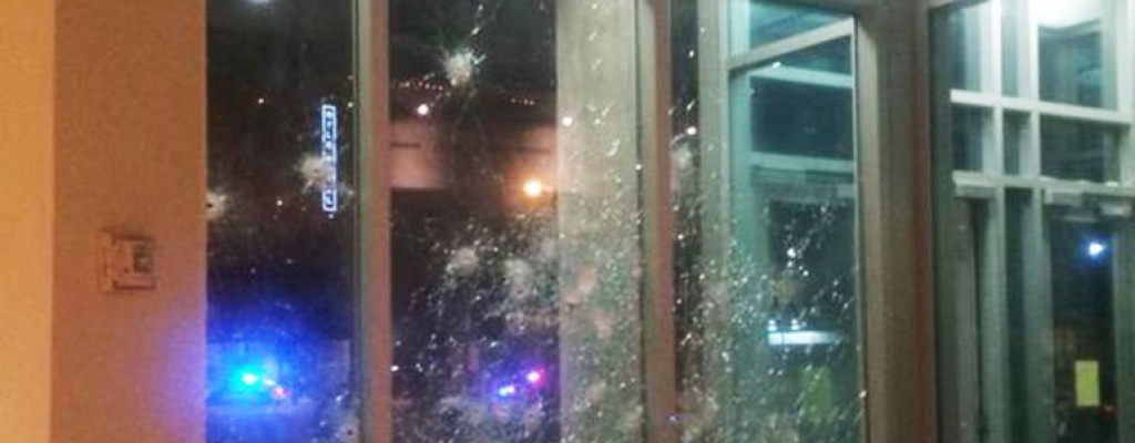 Ataque armado e intercambio de disparos en cuartel de Polic�a en Dallas