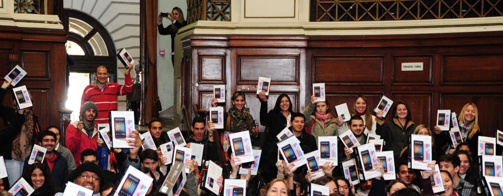 Centro de Estudiantes de Derecho entreg� 300 tablets para acceder a bibliograf�a