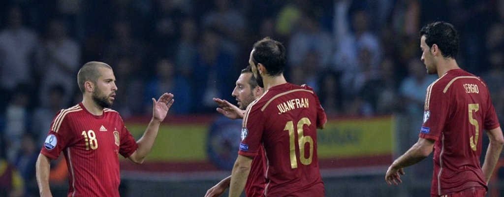 Inglaterra y Espa�a vencen de visitantes y se acercan a la Euro 2016