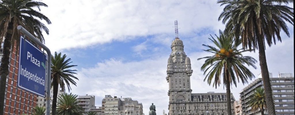 Acto por Natalicio de Artigas en Plaza Independencia y entrega de primeras tablets a jubilados