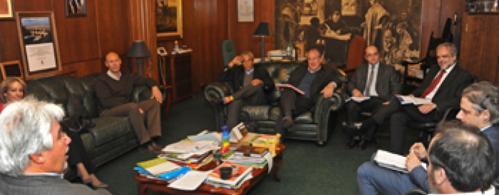 Ministros y jerarcas de Gobierno se reunieron para analizar crisis del sector l�cteo