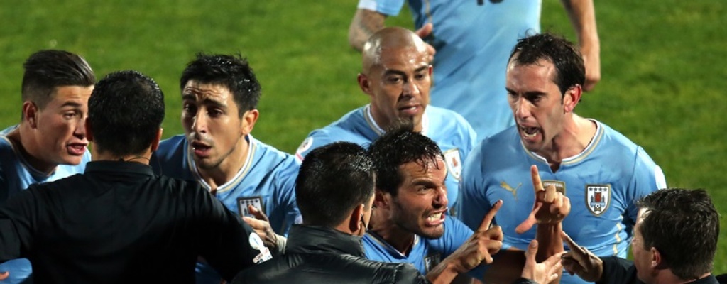 AUF denunci� a Jara por su provocaci�n a Cavani y Chile a siete futbolistas uruguayos por agresiones
