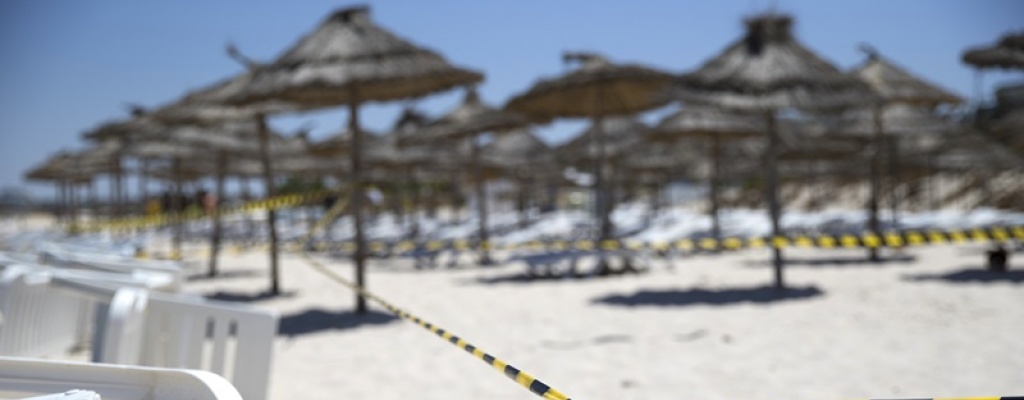 Miles de turistas abandonan T�nez tras sangriento atentado