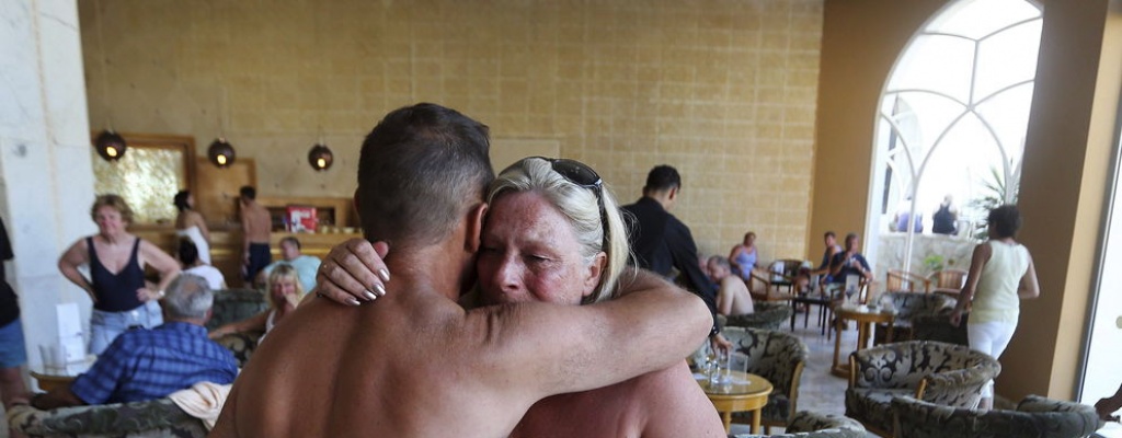 Miles de turistas evacuados de T�nez tras sangriento atentado en hotel