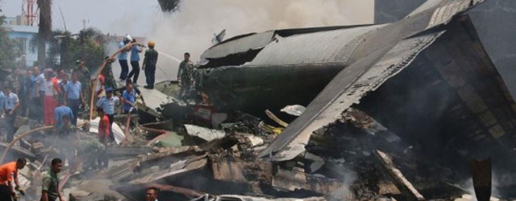 Avi�n militar se estrell� en Indonesia con 113 personas a bordo