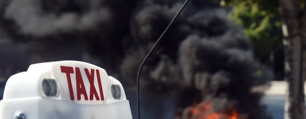 Suspenden servicio UberPOP en Francia tras protesta de taxistas