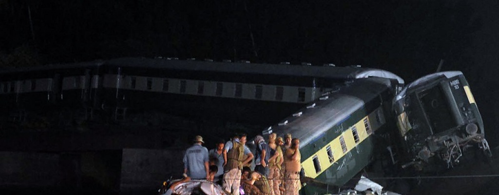 Colapso de puente ferroviario en Pakist�n deja 17 muertos