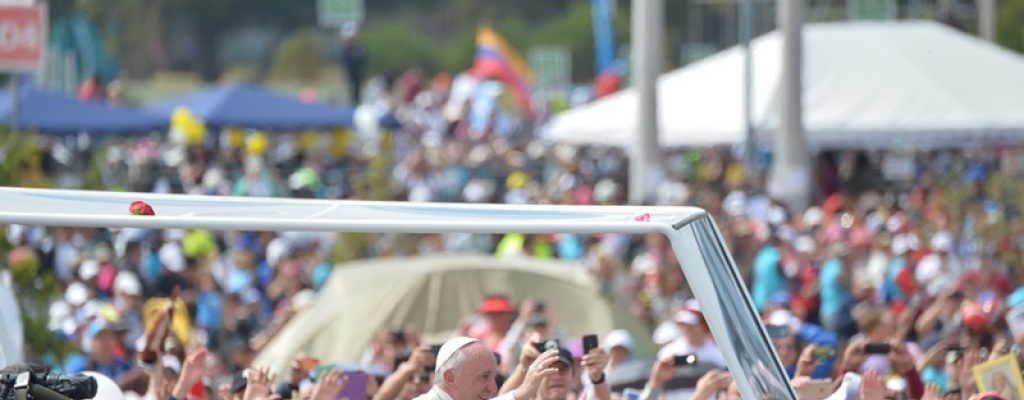 Unos 900.000 fieles asisten a misa campal de Francisco en Quito