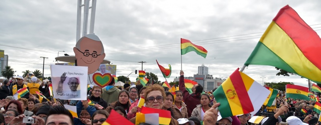 Papa contra cultura del "descarte y consumo" en misa en Bolivia