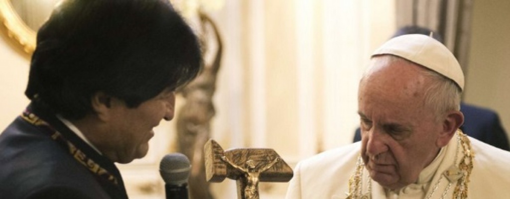 Evo Morales defendi� regalo al papa de Cristo sobre hoz y martillo