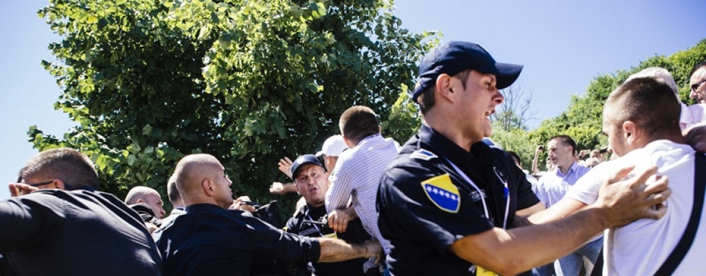 Primer ministro serbio atacado en acto por masacre de Srebrenica