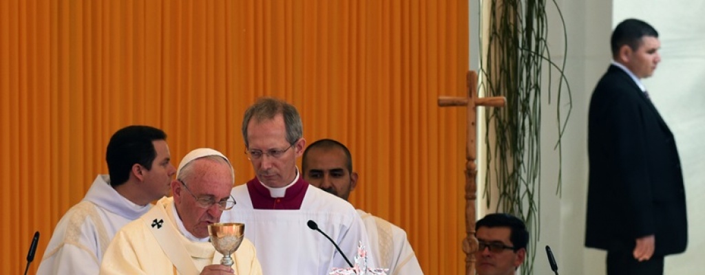 Francisco homenaje� a virgen paraguaya en multitudinaria misa