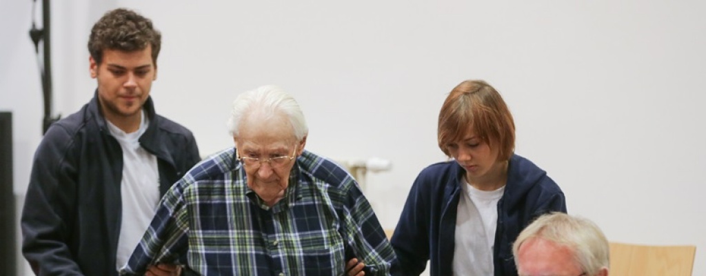 Ex contador de Auschwitz condenado a cuatro a�os de prisi�n