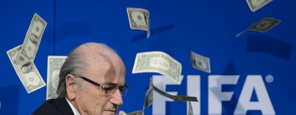 Comediante brit�nico arroj� billetes a Blatter en conferencia de prensa