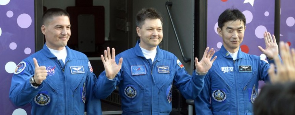 Nave Soyuz lleg� a estaci�n espacial con tres astronautas a bordo