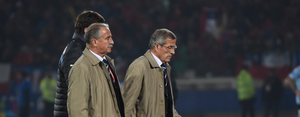 Dos partidos de suspensi�n para Cavani y tres a Tab�rez 