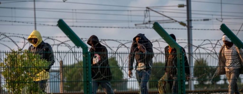 Un muerto en intento de inmigrantes de entrar a Inglaterra por Francia