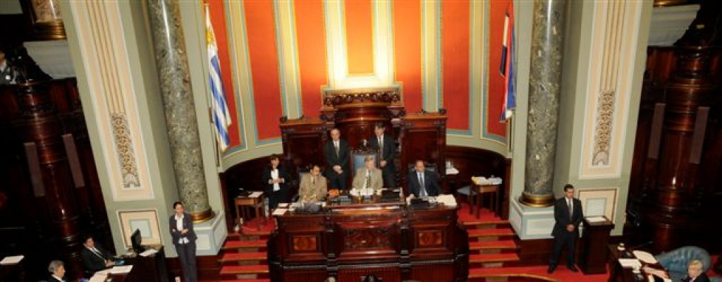 Oposici�n rechaza investigadora con fines legislativas propuesta por Frente Amplio