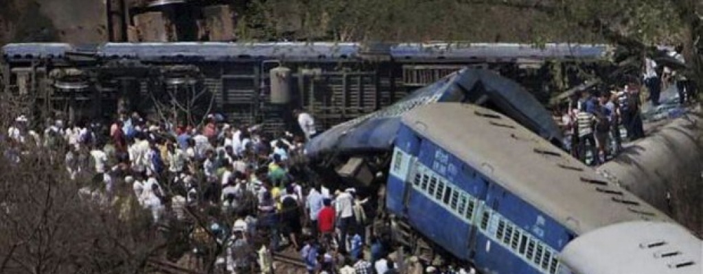 Al menos 27 muertos por descarrilamiento de dos trenes en India