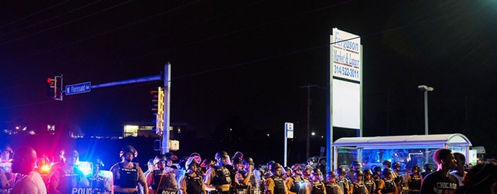 Incidentes en Ferguson en marcha en recuerdo de crimen racial