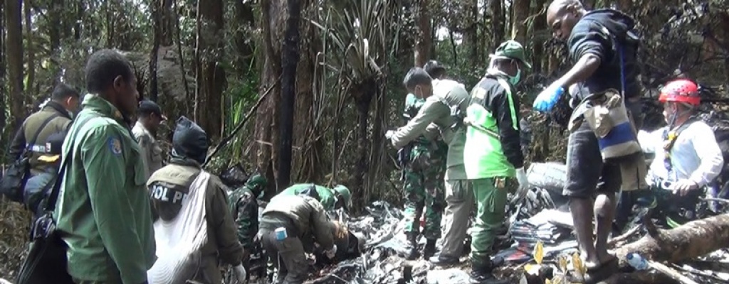 Hallan 54 cuerpos de pasajeros de avin cado en Indonesia