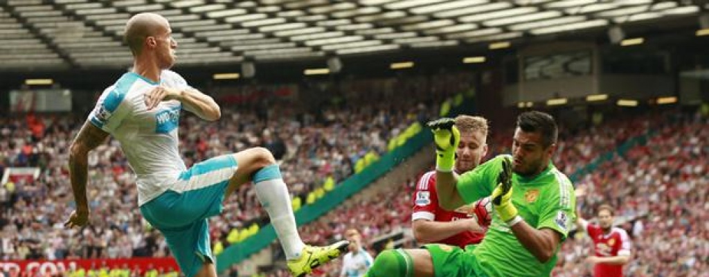 Manchester United igual ante Newcastle y es lder provisional