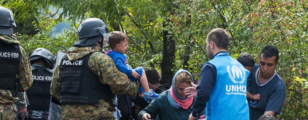 Cientos de migrantes fuerzan cordn policial y entran en Macedonia