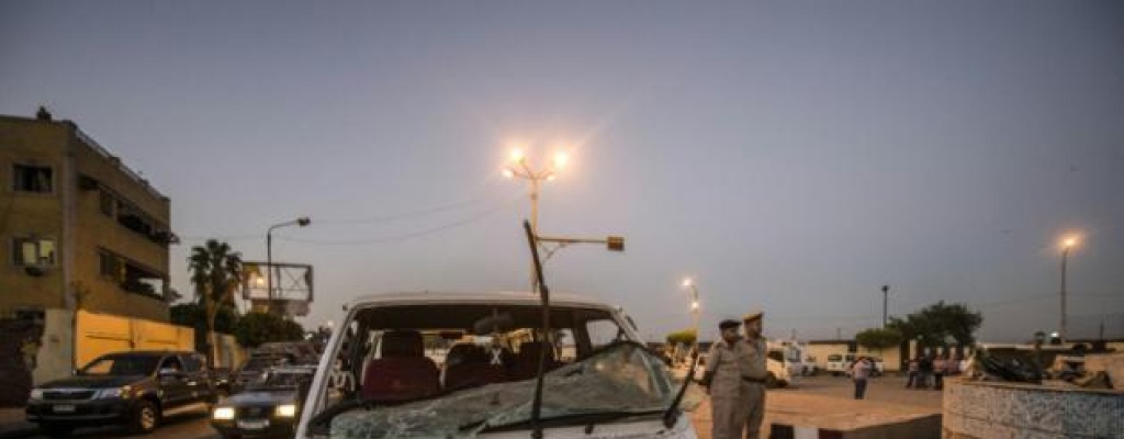 Egipto: Tres policas muertos y 33 heridos en atentado