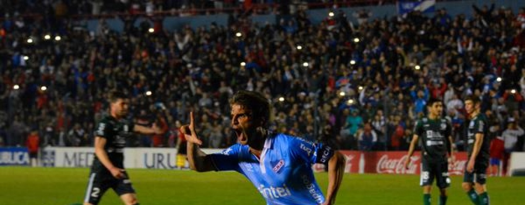 Triunfo de Nacional sobre Plaza Colonia; Wanderers es nico lder