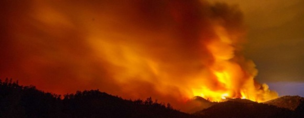 Miles de personas huyen de los incendios en California